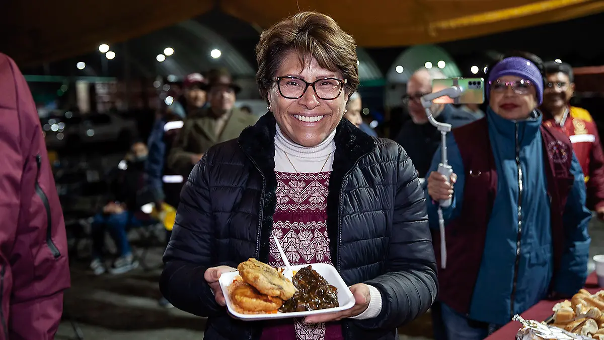 Mujer con platillo de romeritos